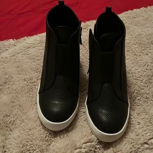Women’s black shoes